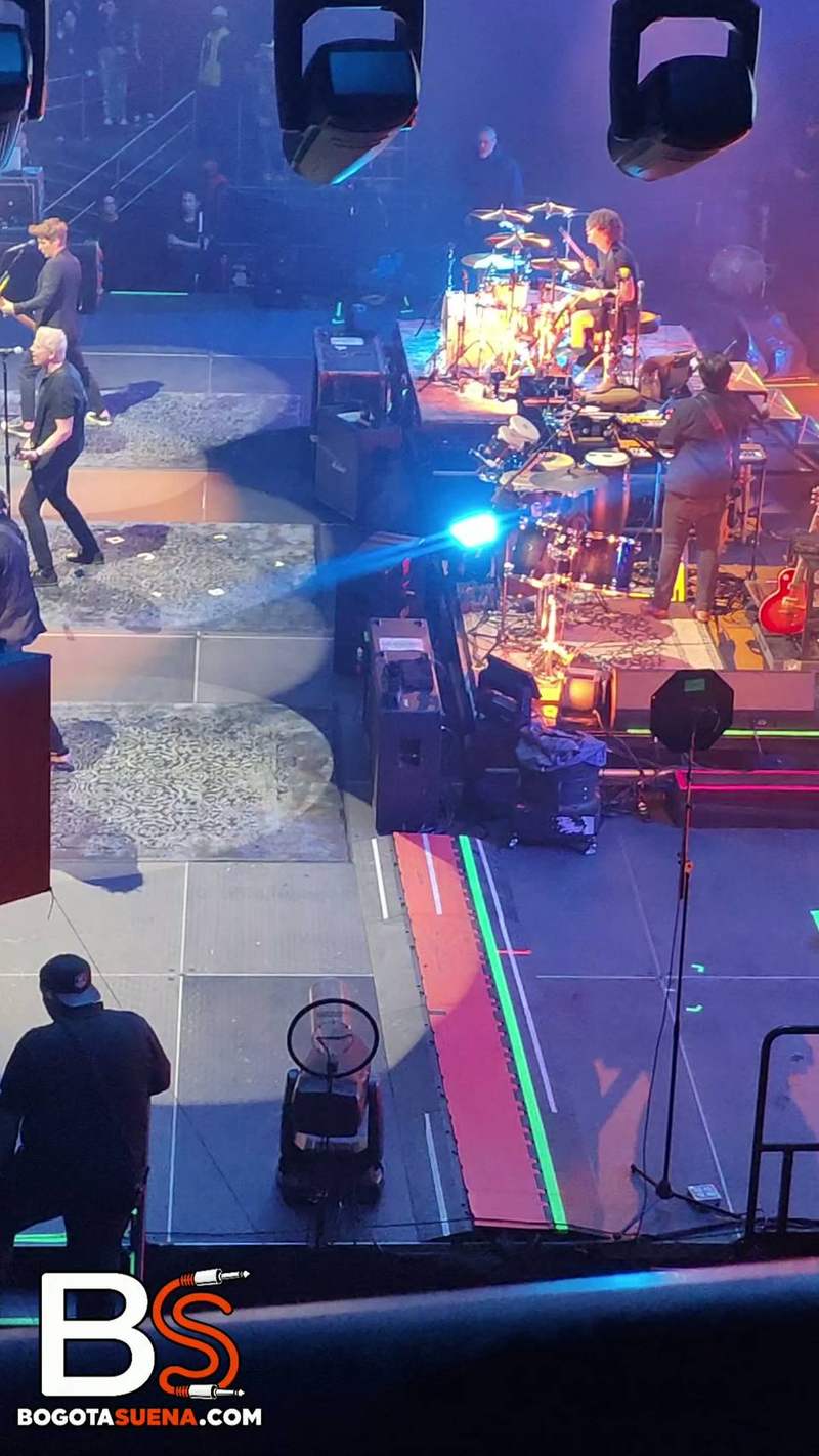 Fotograma del video de The Offspring en Movistar Arena, Bogotá, Bogotá 2025