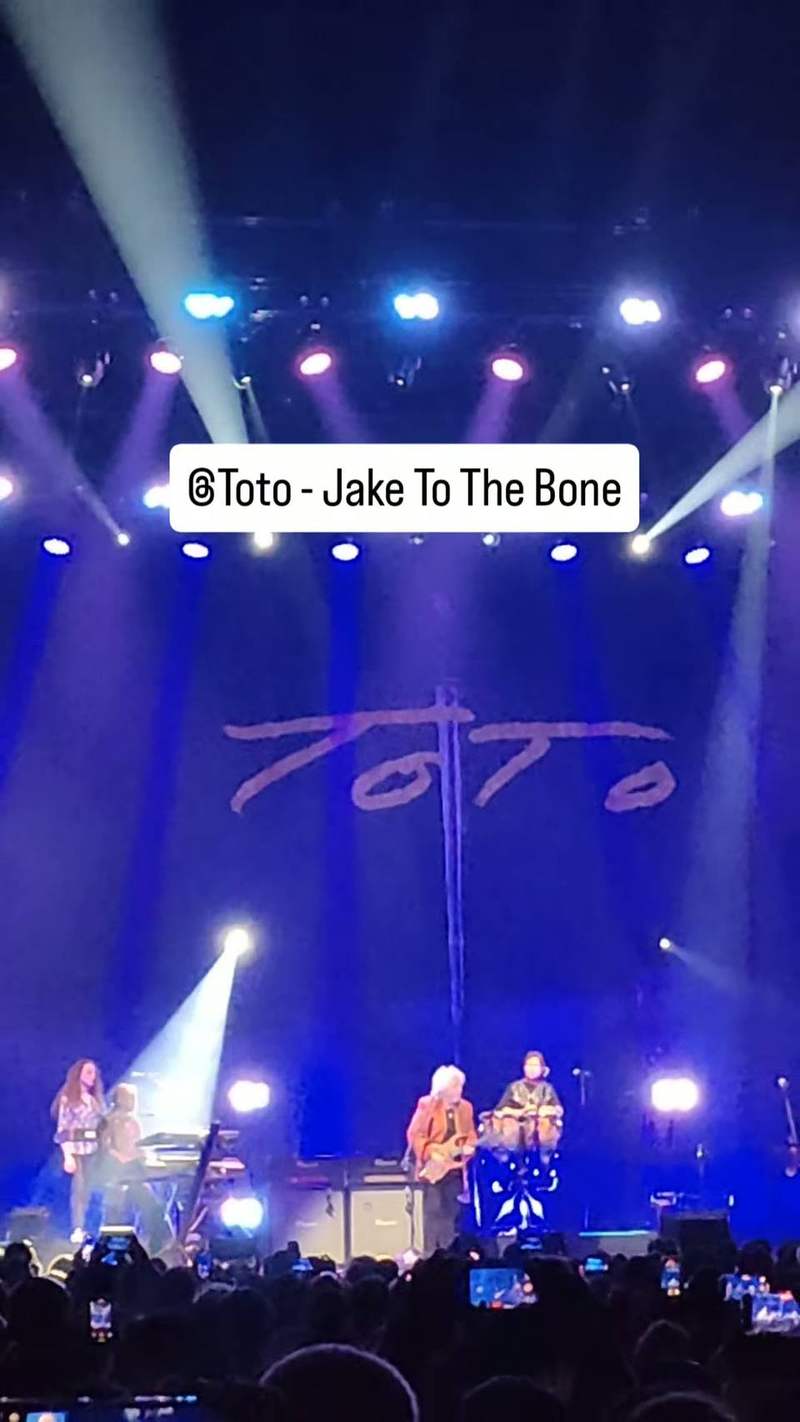 Fotograma del video de Toto en Movistar Arena, Bogotá 2024